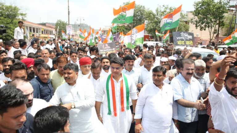 वोट चोर कुर्सी  छोड़::कांग्रेस का जयपुर में प्रदर्शन: वोट चोरी के खिलाफ प्रदेश मुख्यालय से शहीद स्मारक तक पैदल मार्च – SPECIAL INTENSIVE REVISIONवोट चोरी के मामले में कांग्रेस ने जयपुर में पैदल मार्च निकाला. कार्यकर्ताओं की अगुवाई गहलोत, पायलट, डोटासरा व जूली ने की.