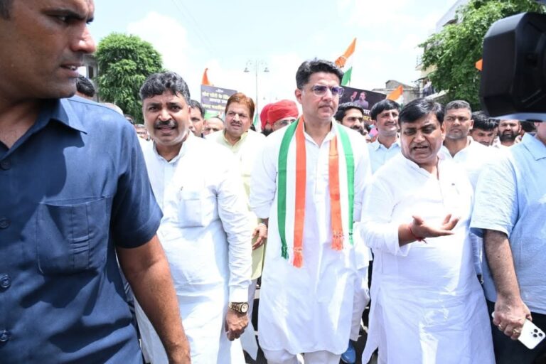 Rajasthan: जयपुर में कांग्रेस का हल्ला-बोल, वोटर लिस्ट गड़बड़ी के विरोध में पैदल मार्च; गहलोत बोले- यह मामला संदिग्ध